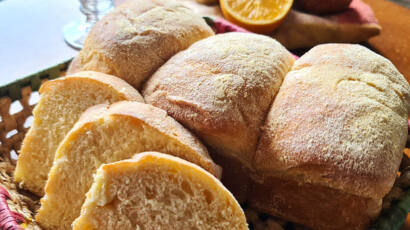 mesa-de-cafe-com-pao-de-milho.jpg